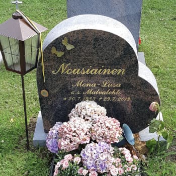 Mona-Liisa Nousiainen - Harmonikan ja hiihdon taitaja