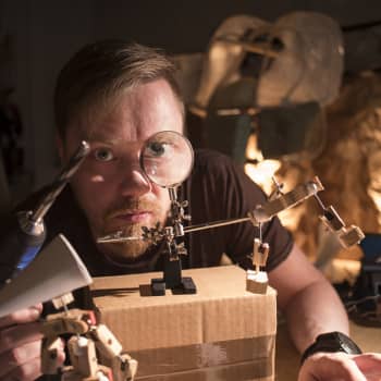Kuusi kuvaa nukketeatteritaiteilija Aapo Revon elämästä