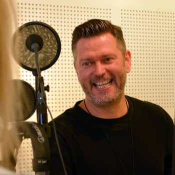 Kuuluttajan vieras: Pelimusiikistaan tunnetulle Ylen soundipäällikkö Petri Alangolle Radio 1 on "rauhoittava ruuhkakanava"
