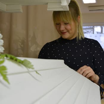 Sunnuntaivieras: Sofia Prami uudistaa varovaisesti hautajaisperinteitä - Nuori yrittäjä on kasvanut empaattisuutta vaativaan ammattiin