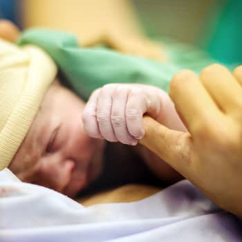 Akuutti: Millaisin keinoin synnytyspelkoa ja -traumoja voi vähentää?