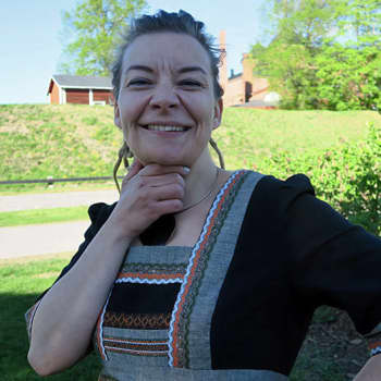 Sunnuntaivieras: Kesävieras Katleena Kortesuo - viestintäkouluttaja, joka rakastaa viikinkimiekkailua