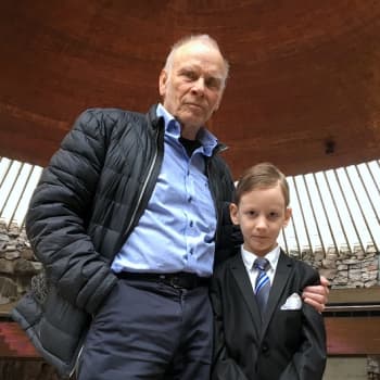 Kahdeksanvuotias Anton Häkkinen nousee idolinsa Jorma Hynnisen kanssa lavalle Talvisodan muistokonsertissa 