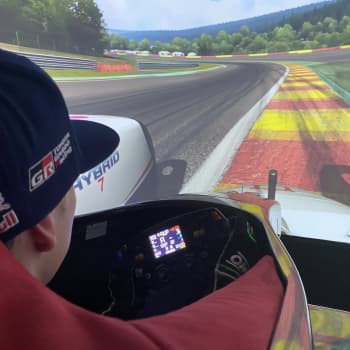 Nuoret kuljettajat pääsevät ajamaan F1-simulaattoriympäristössä
