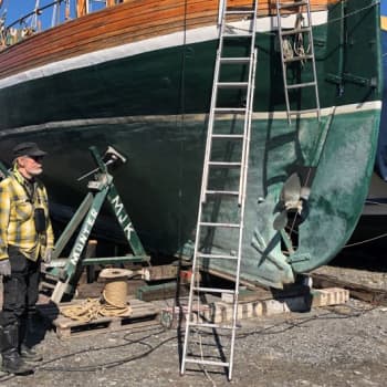 Talkoilu ei ole tämän kevään juttu - 77-vuotias Matti Kaleva kunnostaa vanhaa Munter-purjealustaan koronakeväänä poikkeusmenoin