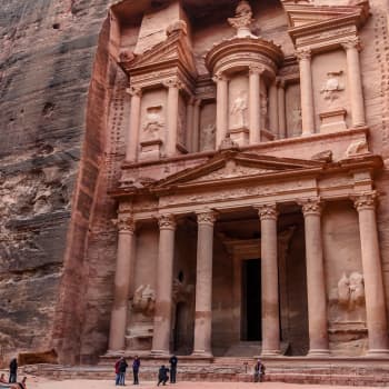 Tarunhohtoinen rauniokaupunki Petra - kuinka hiiltyneet papyrukset paljastivat salaisuutensa kerros kerrokselta
