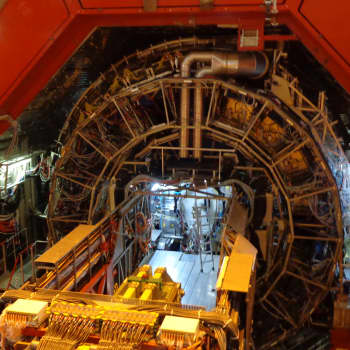 Maailmankaikkeuden alkuhetkien kvarkkigluoniainetta tuotetaan ja tutkitaan CERNin ALICE-kokeessa