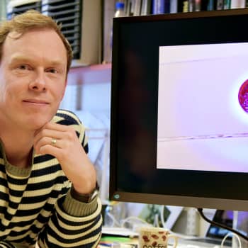 Valolla ohjattava mikrorobotti, keinoiiris ja kärpäsloukku – akatemiatutkija Arri Priimägi palkittiin tieteellisestä rohkeudesta