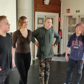 Juha Hurme vieraili Limingan taidekoulun teatterilinjalla: "Suomi on teatterikansaa ja se on suuri saavutus