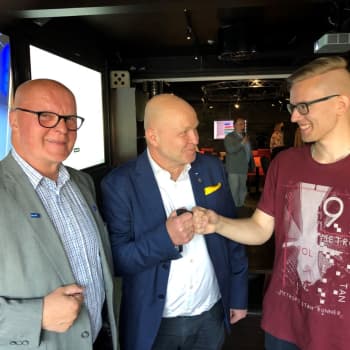 "Vanhakin mies lämpenee vielä", toteaa Osmo Kokko Perussuomalaisten vaalivalvojaisissa Joensuussa.