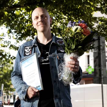 Apulanta-yhtyeen solisti ja nokkamies Toni Wirtanen sai tämän vuoden Juha Vainio -palkinnon