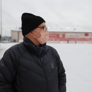 Erkki Väkiparta pelasi itsensä jääkiekon SM-liigan historiaan - kunnes jääpallosta kasvoi elinikäinen harrastus
