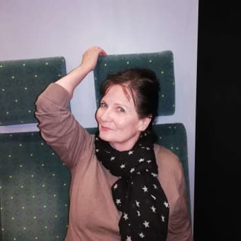 Mångsidiga skådespelerskan och artisten Lilli Sukula-Lindblom regisserar nyskriven pjäs om VR i Ekenäs