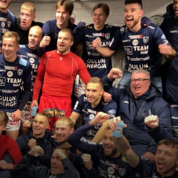 AC Oulu säilyi Veikkausliigassa - Kuuntele riehakkaita tunnelmia pukukopista voiton jälkeen