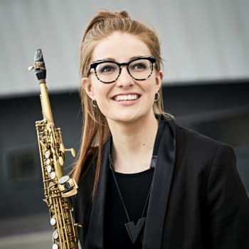 Jess Gillam, saxofon och Zeynep Özsuca, piano