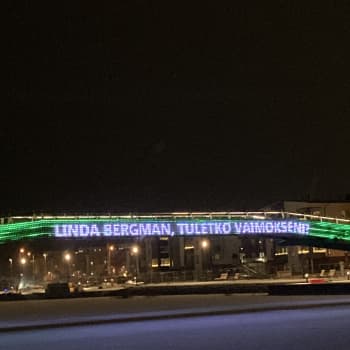 Pojkvännen friade till Linda Bergman med text som lyste upp gångbron i Borgå: "Det var så många tankar och en stor glädje"