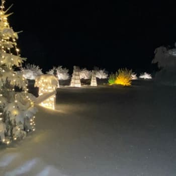 Kuhmon Ahovaaralla jouluvalot valaisevat maiseman ja rakennukset
