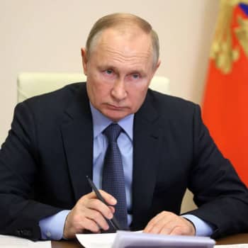 Putin hotar med "militärtekniska" åtgärder i Ukraina