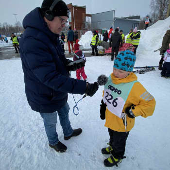 7-vuotias Santeri Palokangas osallistui Ivalon nappulahiihtoihin: "Ei jäädä ihmettelemään, vaan vedetään latu läpi"