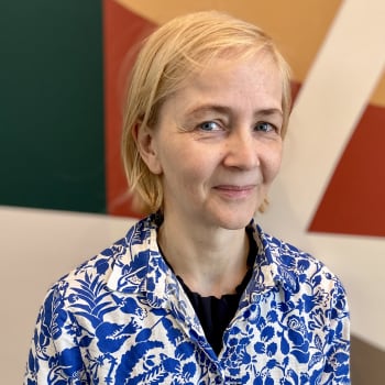 Camilla Lindholm, professor i nordiska språk vid Tammerfors universitet, besöker Kike Bertell i studion för att tala