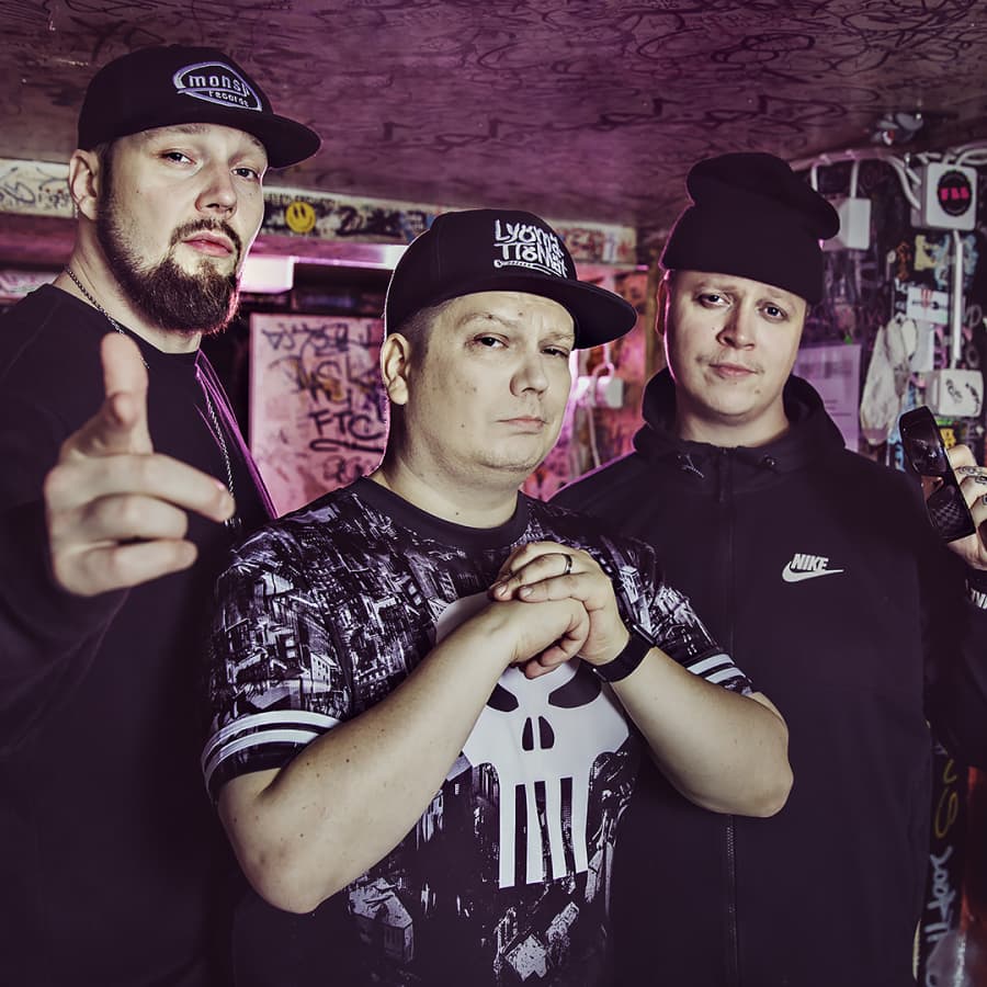 Tilaa Lyömättömiltä nimi lapsellesi? Sveitsissä hyväiltiin niin että keuhko repes