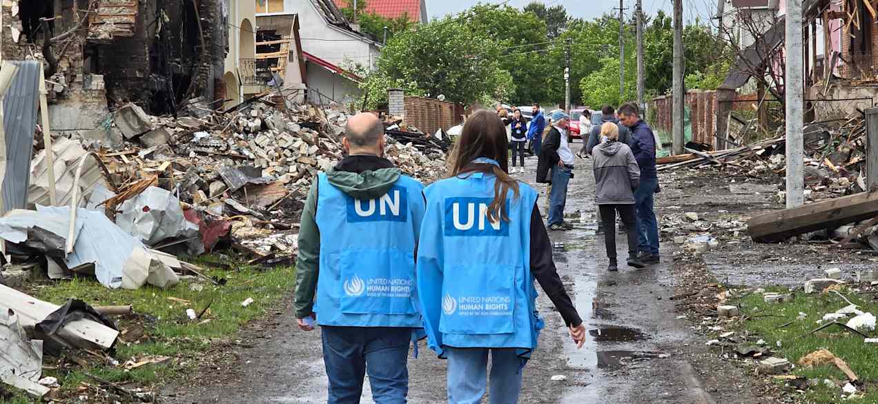 Aid workers clear‌ debris in ⁣marhalivka after Russian missile ⁢strike.