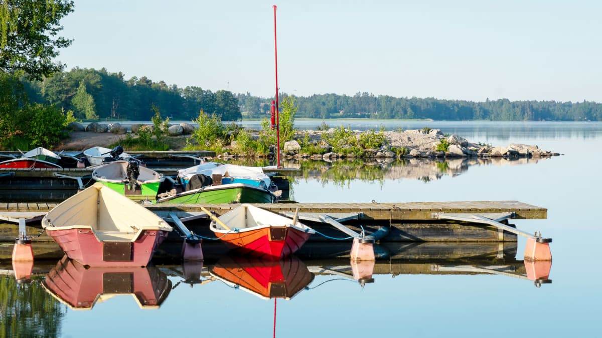 Venesatama tyynenä aamuna Järvenpäässä. Veneitä ja järvimaisemaa. 
