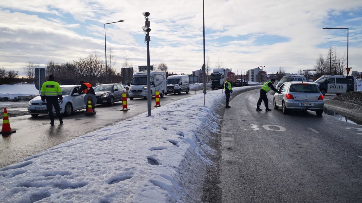 Poliisi ja muut viranomaiset pysäyttävät autoja Tornion ja Haaparannan rajalla-