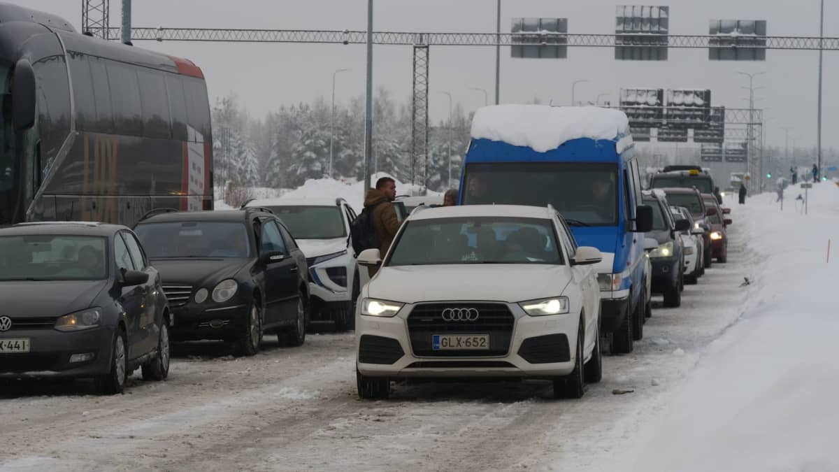 Autoja jonottaa Vaalimaan rajanylityspaikalla.