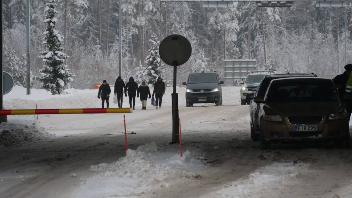 Turvapaikanhakijoita kävelee kohti Vaalimaan rajanylityspaikkaa.