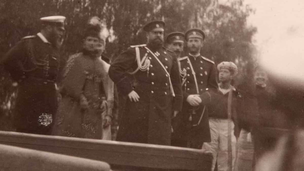  keisari Aleksanteri III ja keisarinna Maria Feodorovna kuvassa keskellä Saimaan kanavan reunalla.