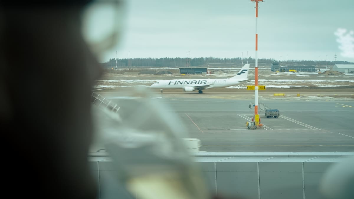 Kuvassa Finnairin lentokone rullaa lentokentän asematasolla. 