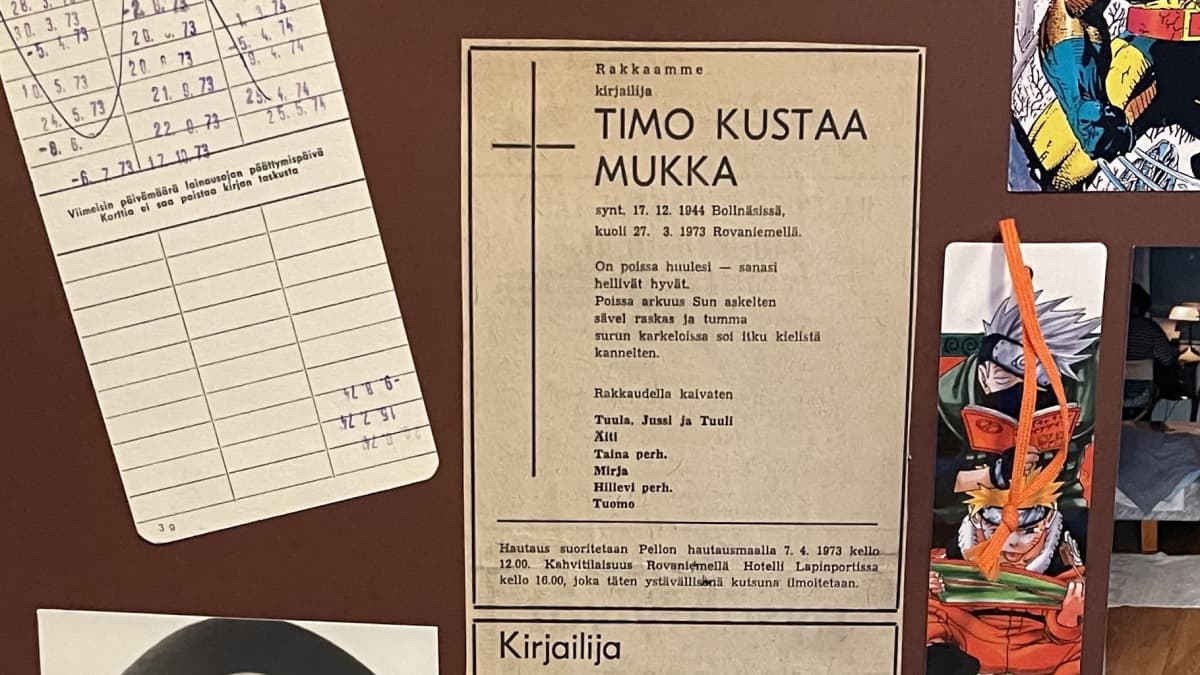 Kirjojen välistä löytyneitä lappusia kiinnitettynä seinään. Mukana muun muassa vanhoja valokuvia ja Timo Kustaa Mukan kuolinilmoitus lehdestä leikattuna.