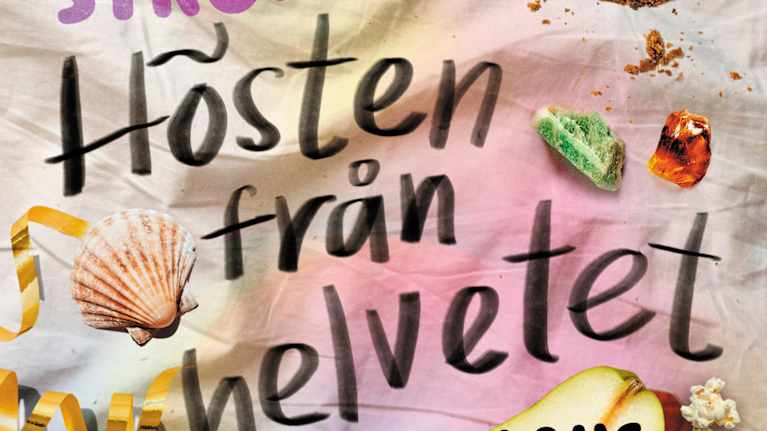 Omslaget till en bok med text, kakor, ett äpple, snäckskal och en penna mot en vit bakgrund.