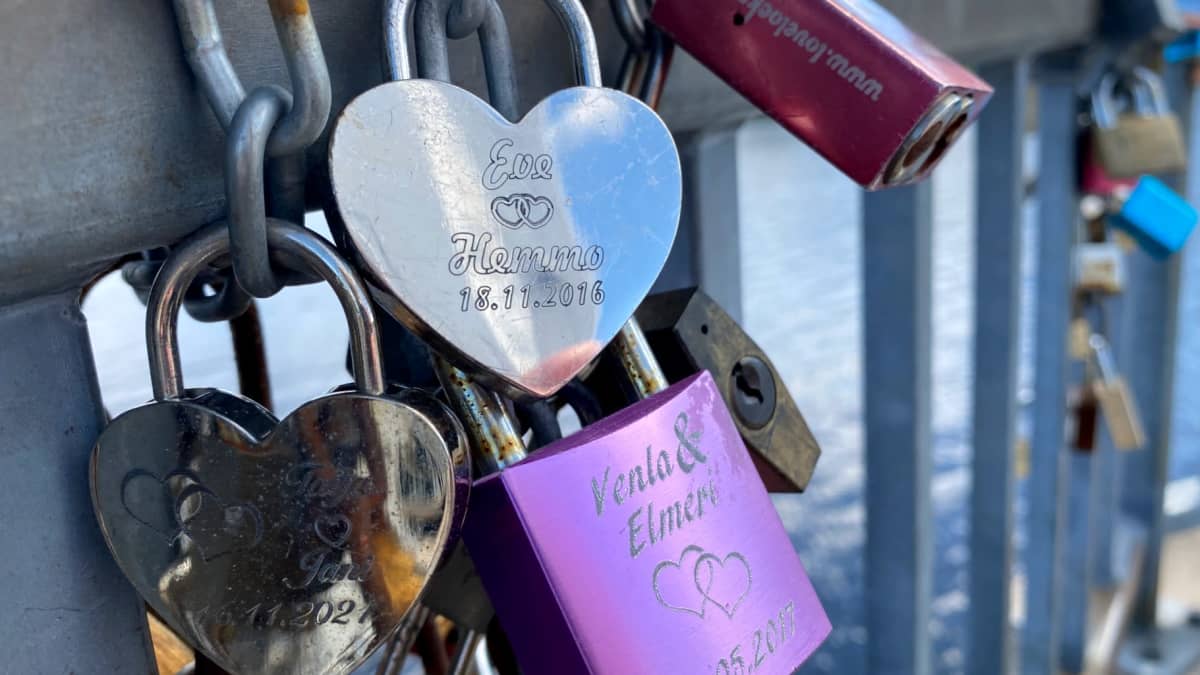 Rakkauslukkoja Ylistön sillan kaiteeseen kiinnitettynä