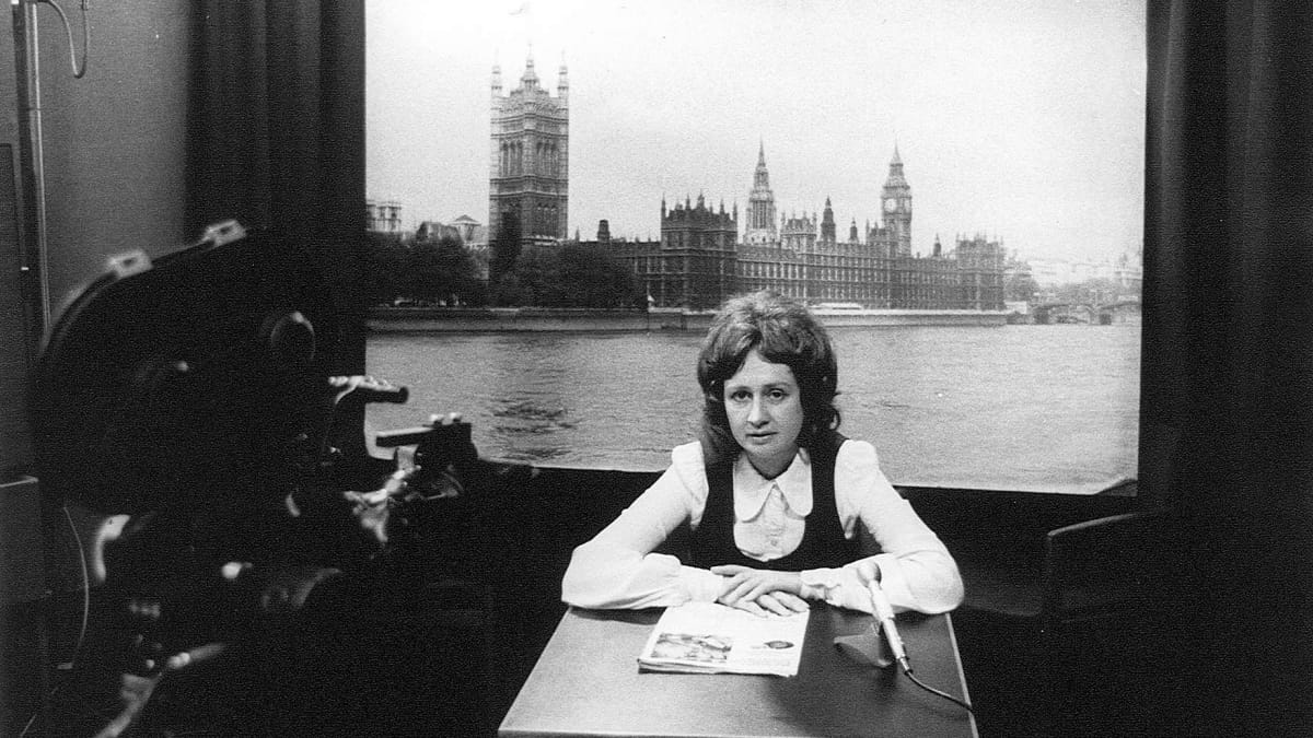 Ylen lontoon kirjeenvaihtaja Eeva Lennon pöydän ääressä tv-studiossa