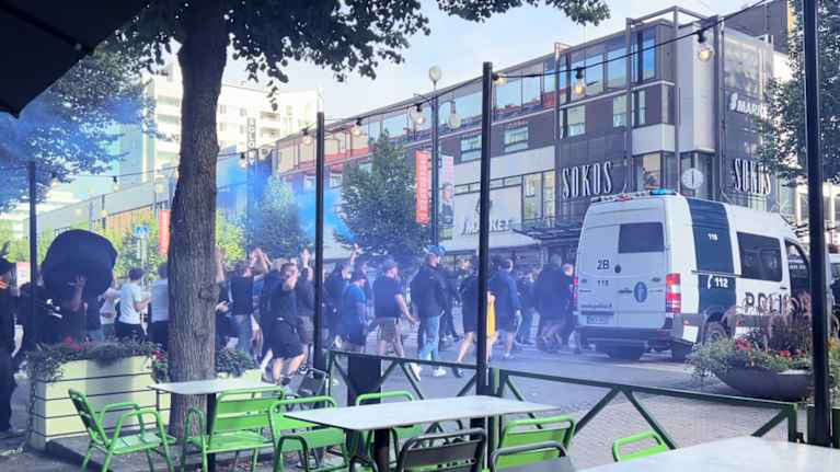 The photo shows football fans in the center of Lahti.