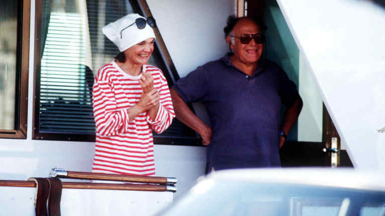Jackie Onassis Marimekon punavalkoraidallisessa paidassa.