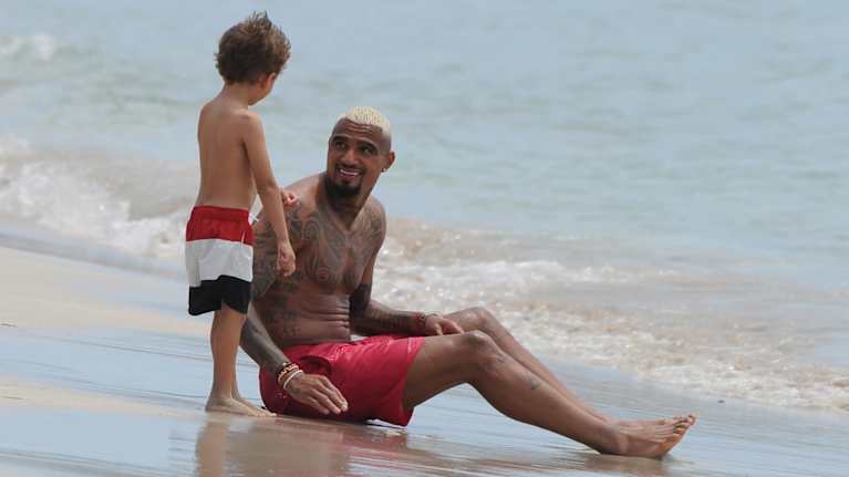 Kevin Prince Boateng på stranden