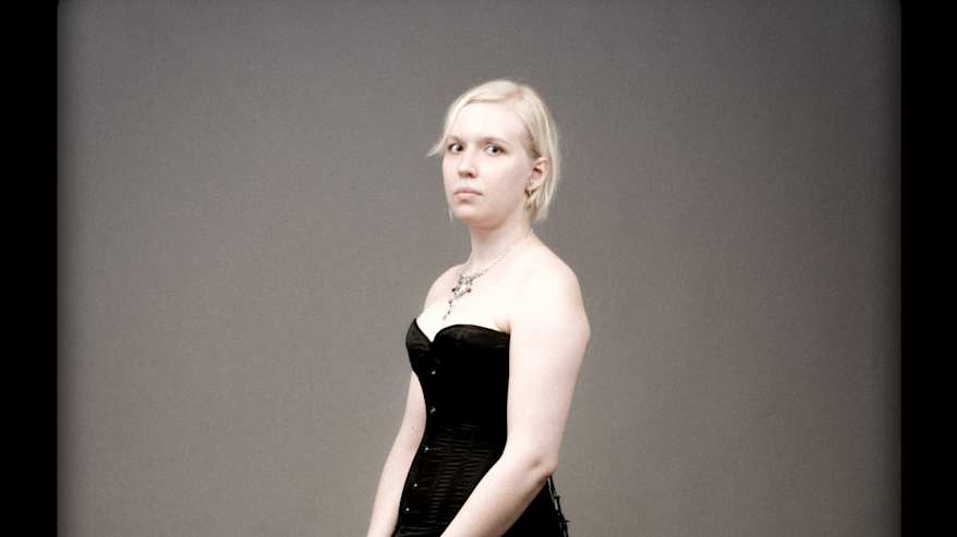 Valokuva detransitioituneesta "Sametista" alkuperäisessä kehossaan, naisena.