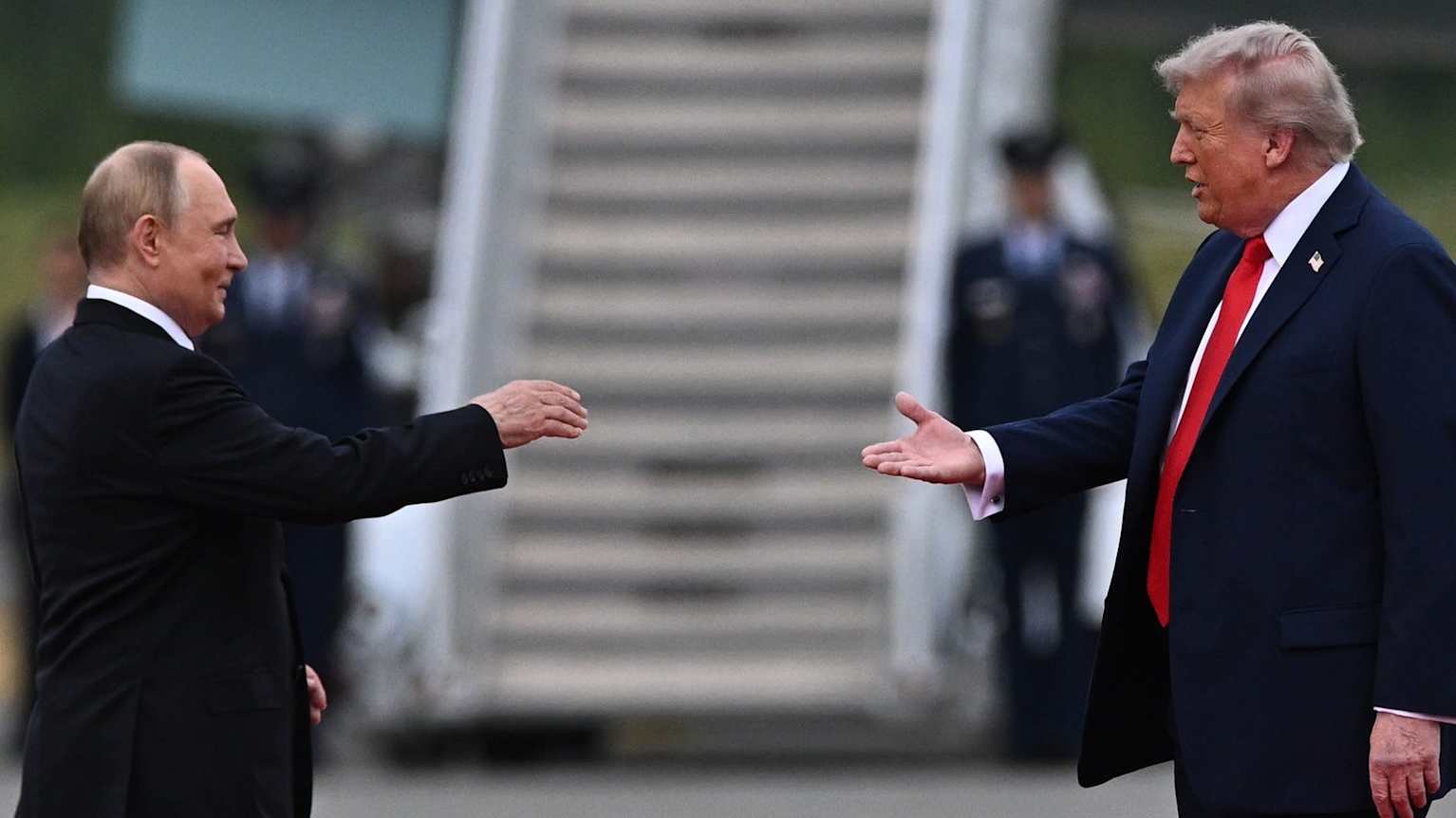 Arresteringsorder och luftrumsförbud gör Putins resa till Budapest  besvärlig | Utrikes | Svenska Yle