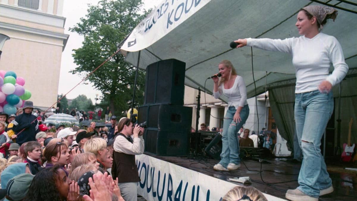 Nylon Beat Tampereen keskustorilla koulurauhan julistustilaisuudessa 2000.
