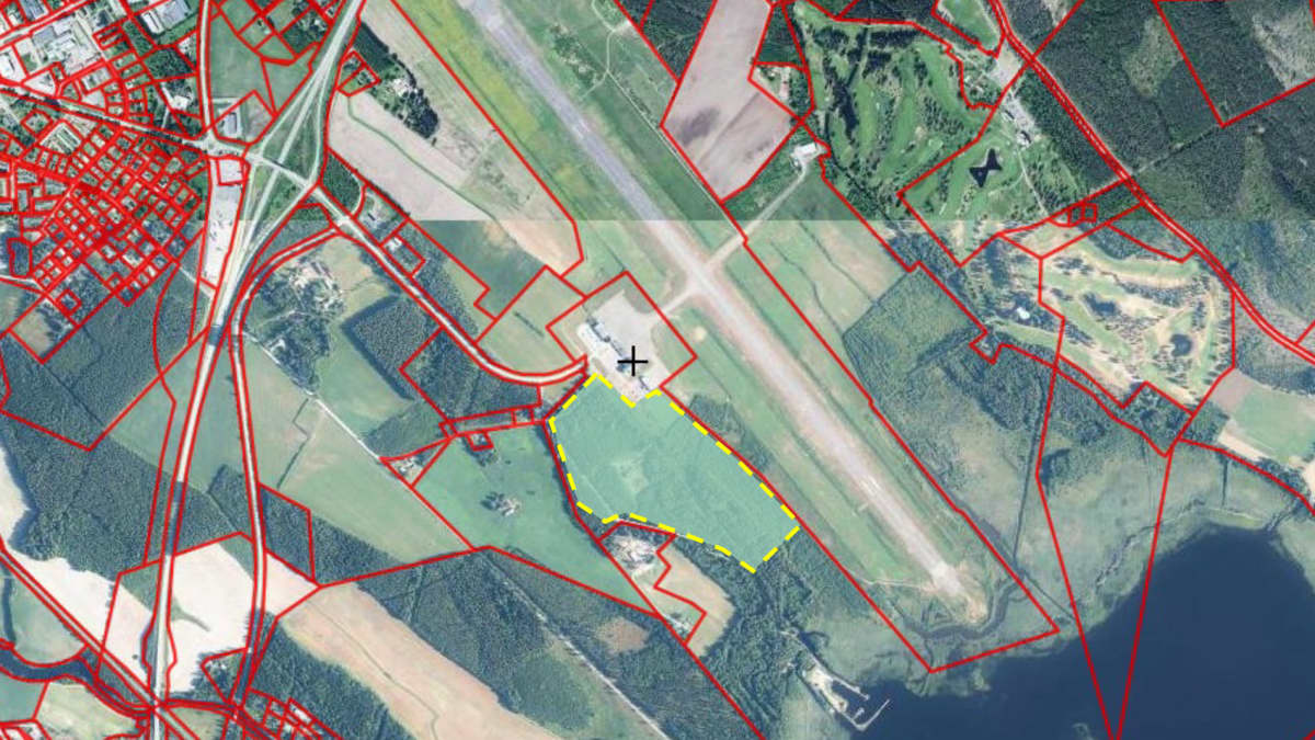 Kartta Joroisten lentoaseman maastosta. Tontit rajattu punaisella. Aurinkovoimalan paikka keltaisella katkoviivalla.