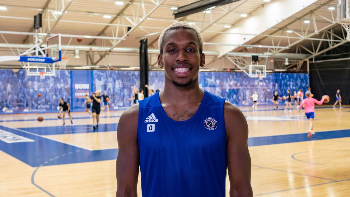T.J. Shorts Paris Basketballin pelaaja Kisakallion koripallohallissa.