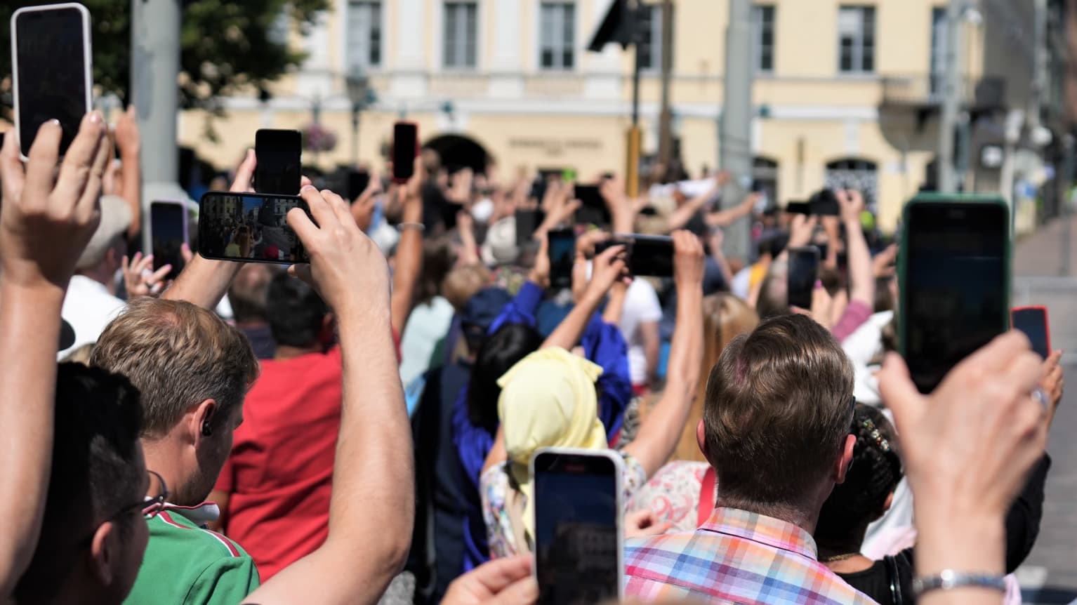 В центре города люди ждали редкого посетителя с мобильными телефонами в  руках | Yle Novosti | Yle