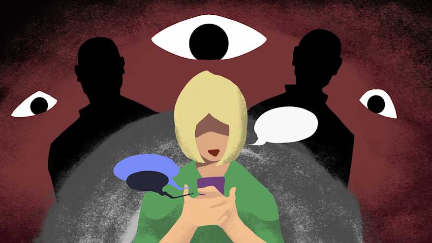 Kuvitetu kuva henkilöstä matkapuhelimella, tarkkailun alla.