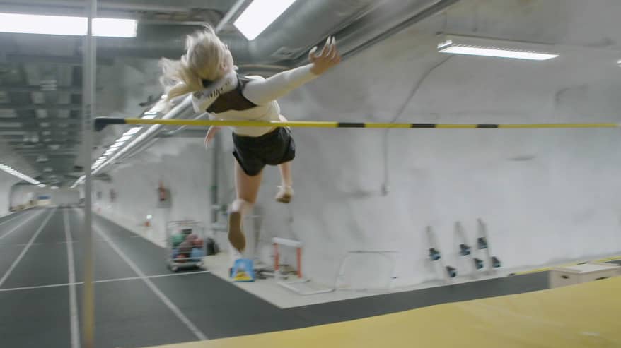 Jade Nyström hyppää korkeutta harjoituksissa.