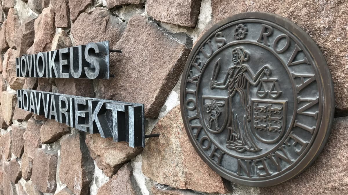 Rovaniemen hovioikeuden tunnuslaatta kiviseinässä.