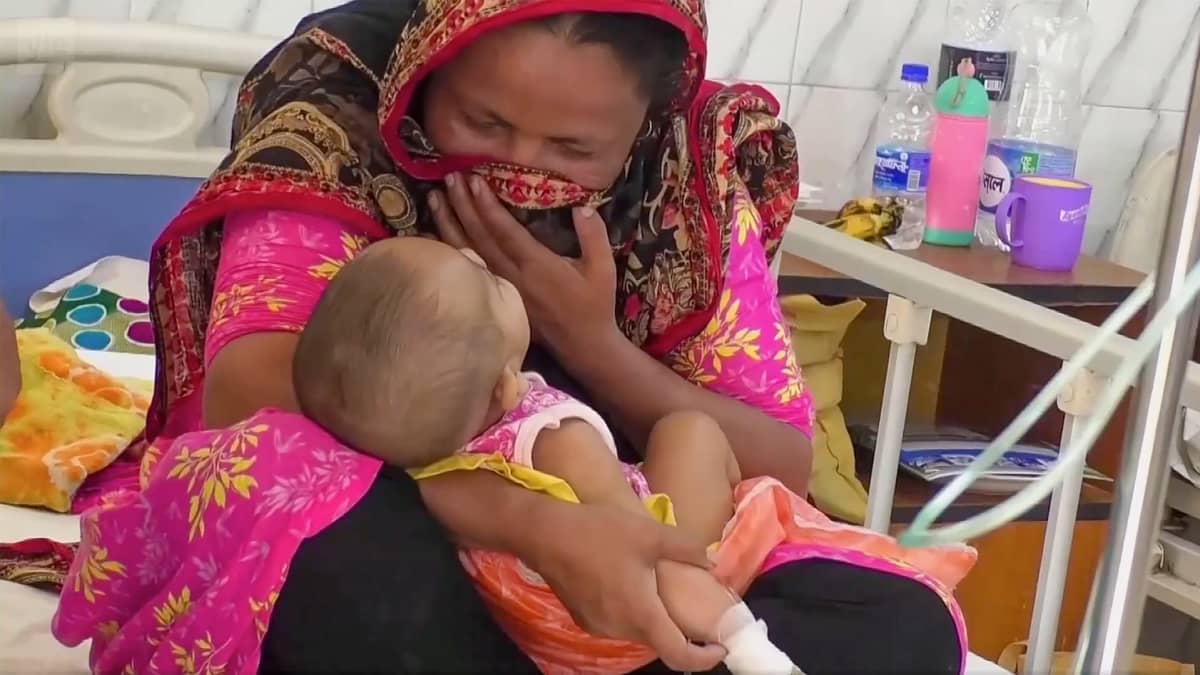 Bangladeshiläinen äiti vastasyntyneen lapsen kanssa.