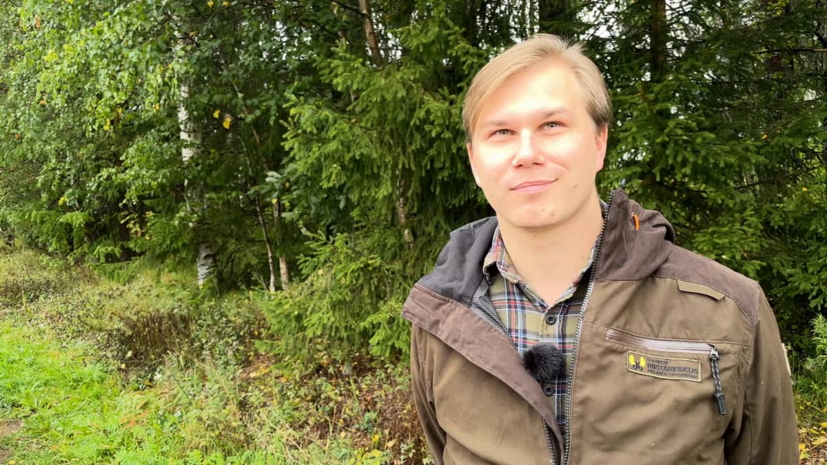 Lapin riistakeskuksen hirvitalousaluesuunnittelija Pirkka Peltonen seisoo metsän laidassa ja katsoo suoraan kameraan.